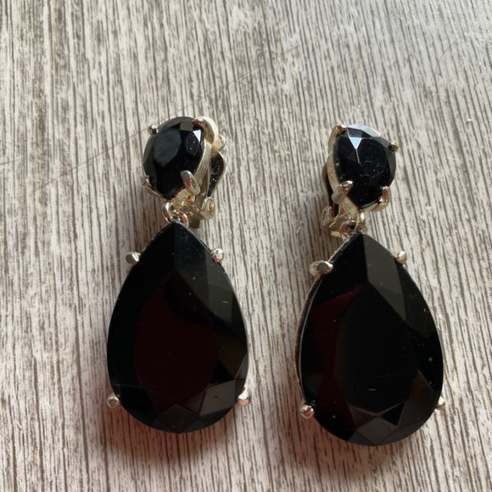 Vintage costume black tear drop stones with clip back 1980’s pretty in person